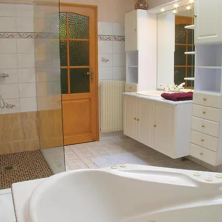 5 Bedroom Awesome In *